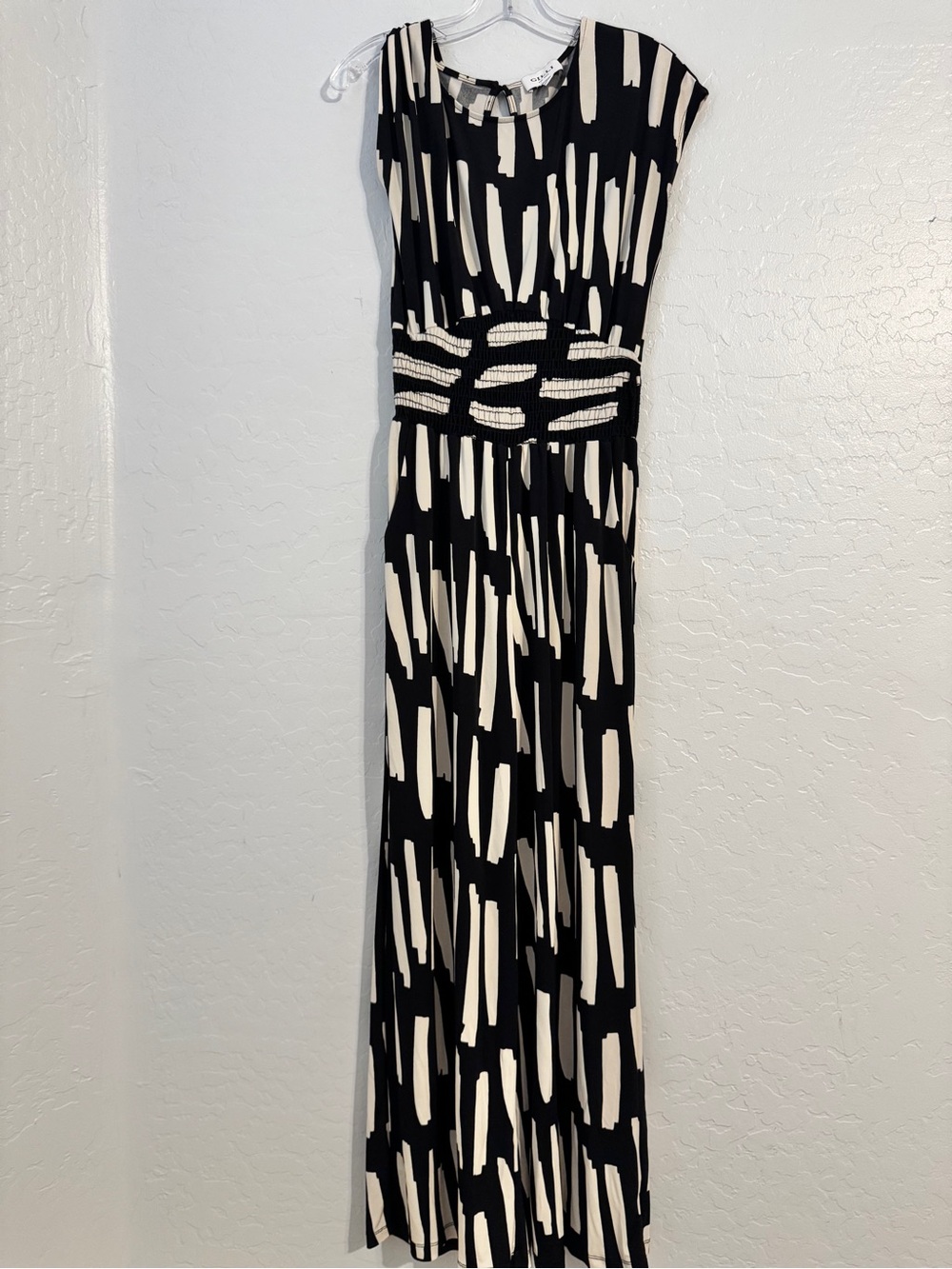 👗Gilli Black & White Abstract Maxi Dress Round Neck Sleeveless Smocked Waist S